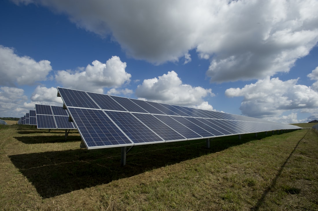 Zonnepanelen — streeploos gereinigd